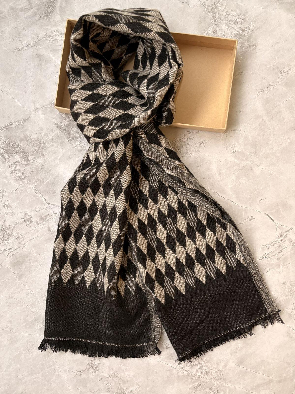 Men's muffler with fringed edges